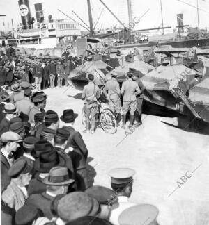 Aspecto del muelle durante el desembarque de los Carros de asalto últimamente...