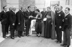 El alcalde Entregando A la ilustre dama las Insignias de la gran cruz de...