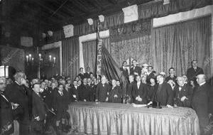 Entrega de la bandera regalada por los Catalanes Residentes en América