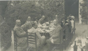 S.M. el Rey Alfonso XIII, e invitados, tomando el té en los jardines de la casa...