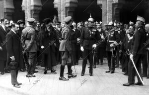 S.M. el Rey (1), con Ss. Aa. los Infantes D. Carlos (2) y doña Luisa (3), al...