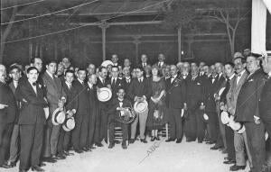 El director General, Sr. Silvela (X), con Algunos de los Concurrentes al...