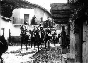 La foto está tomada a la entrada del monarca en la Alquería de la Fragosa,...