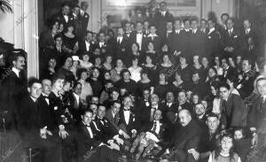 Concurrentes A la fiesta Celebrada en el Circulo español de Bruselas, en honor...