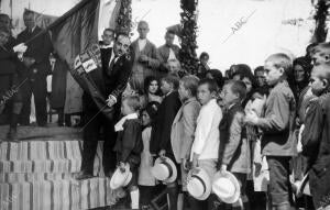 Las Escuelas del llano de Brujas Besando la bandera de su Escuela, después de...