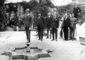 El Príncipe heredero de la corona de Italia (x) paseando en el parque de María...