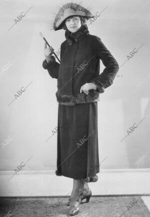 Mujer con un abrigo en 1922