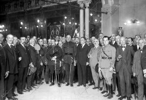 El general Cavalcanti (X) después de su interesante conferencia acerca de la...