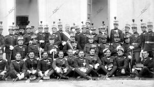 Alfonso Xiii en Almería con los Jefes y Oficiales del regimiento de la corona...