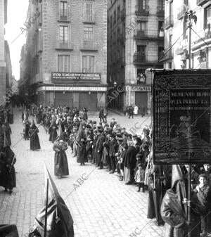 La Congregacion de nuestra Sra de la buena muerte al salir de la iglesia de san...