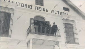 S.M. doña Victoria (X) asomada al balcón del sanatorio que lleva su nombre...