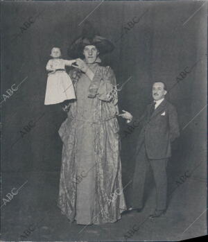 La giganta Sofía y la Enana Princesa Elisabeth, Presentadas por el Sr. Sánchez...