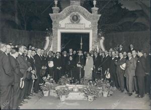 Ss.Aa. los Infantes D. Carlos (1) y doña Luisa (2), con la viuda del insigne...