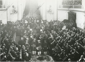 Su Majestad el Rey Alfonso XIII leyendo su discurso en el salón de sesiones del...