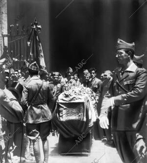 Las Autoridades Desfilando ante el cadáver del heroico jefe de la Legión