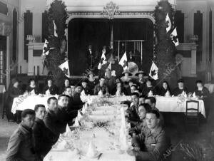 Banquete con que las Damas de la cruz Roja Obsequiaron A los Soldados del tercio...