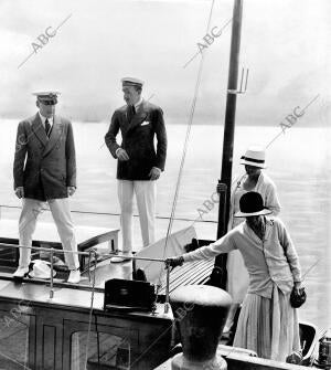 Santander. El veraneo de la familia Real. S.M. el Rey (1) con las Duquesas de la...