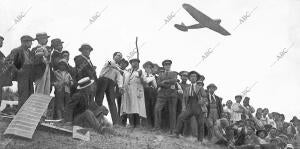 El ingeniero Dr. Ricardo de la cierva Lanzando uno de los Modelos de aeroplano...