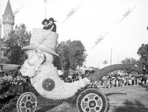 La batalla de las Flores. Coche que Obtuvo el premio de S.M. el Rey