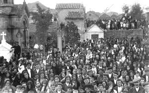 Manifestación de Mujeres Alfareñas que Fueron al cementerio A depositar Flores...