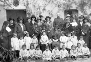 Ss.Aa. los Infantes D. Carlos (1), doña Luisa (2), y doña Isabel Alfonsa (3) con...