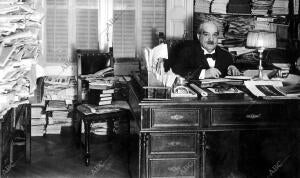 El ilustre Dr. Martinez Vargas en el despacho de estudio de su Domicilio