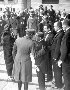 Ss.Mm. D. Alfonso Xiii (1) y doña Victoria (2) al llegar A la Diputación