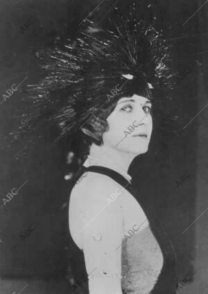 En la Imagen, la Famosa actriz Edna Purviance con un elegante sombrero