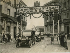 Los automóviles ocupados por los ilustres viajeros al pasar bajo el arco...