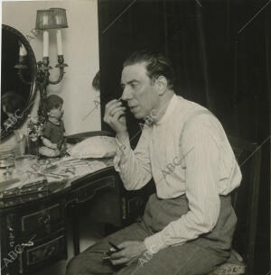 El actor Juan Bonafé maquillándose en su camerino alrededor del año 1925