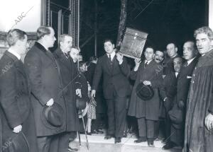 Llegada A su domicilio de Madrid de los Restos Mortales de Antonio Maura,...