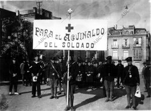 La ambulancia de la cruz Roja y la banda de música del regimiento Cartagena Nº...