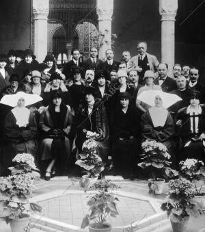 S.A. la Infanta doña Luisa (X), con las Damas de la cruz Roja, cuya reunión...