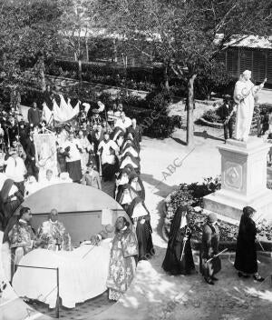 Solemne Procesion Efectuada ayer mañana con motivo de administrar la Comunion...