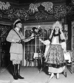 Una escena de la Comedia, de Savoir, "la gran duquesa y el Camarero", Adaptada...