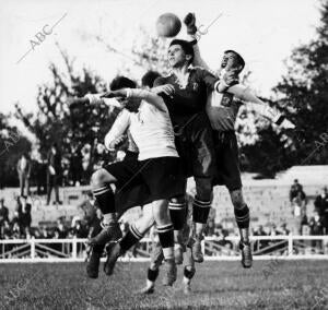 Una jugada del encuentro celebrado entre el real Zaragoza club deportivo y el...