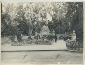 Parque de María Luisa, glorieta dedicada a los hermanos Álvarez Quintero, cuya...