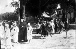Paso por los Jardines del instituto de la procesión que lleva la comunión A los...