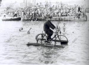 Bicicleta flotante Manuel Pérez (Arriba), inventor de la bici Flotante, Pasea...
