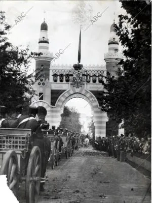 Arco de triunfo Erigido en el paseo de la Independencia, bajo el cual Desfilaron...