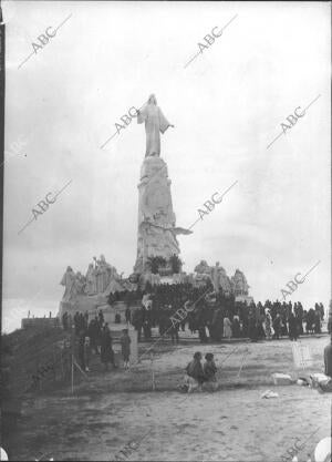 El hermoso Monumento, Rodeado de los Fieles que Tomaron parte en la...