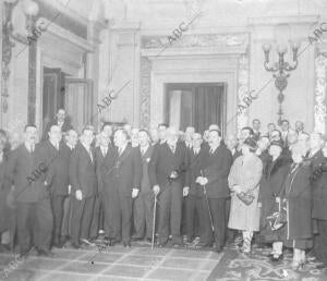 El gobernador Civil, Carlos Martín Álvarez (I) con los Nuevos Concejales, que...