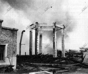 Extinción del fuego que se Declaró en la fábrica de Linoleum del paseo del...