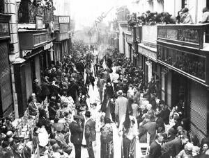 Esperanza de Triana por la calle Sierpes