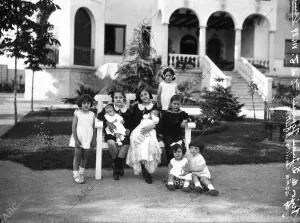 Don Guillermo Luca de Tena, al año de edad, con sus hermanos en el jardín de su...