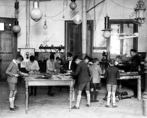 Escolares en el aula de un taller mecánico en un grupo escolar moderno