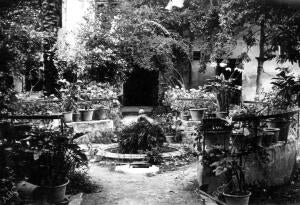 Vista del jardín de un artista en Jativa (Valencia)