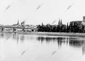 El Puente de Hierro de Logroño es el más antiguo de los cuatro puentes que...