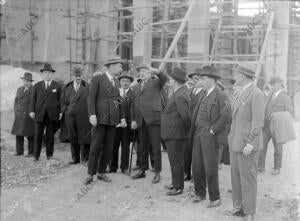Primo de Rivera Interesandose por las Obras de la exposición Iberoamericana de...