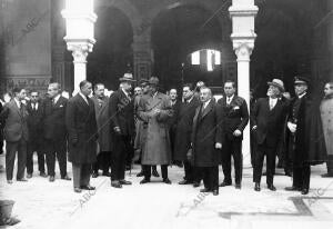 El Rey y Autoridades en el patio del pabellón central de la plaza de España